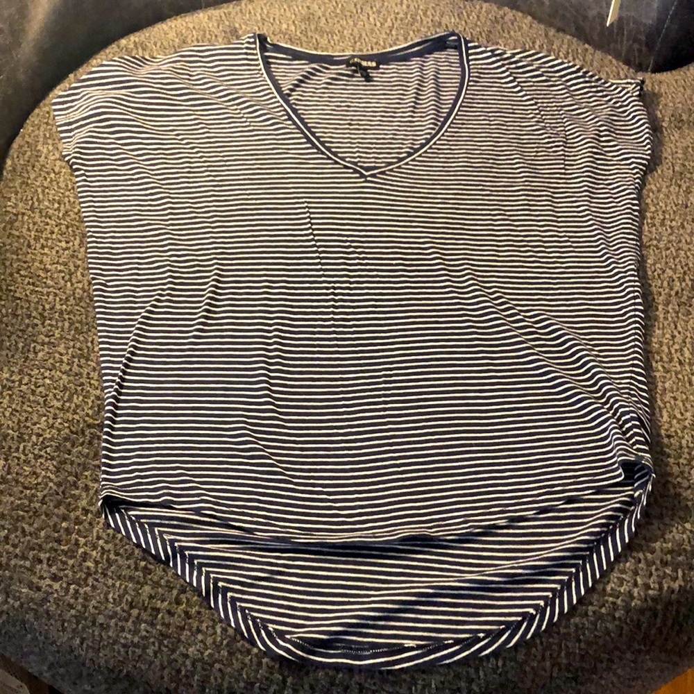 🎉4 for $20 Express Tee, size small